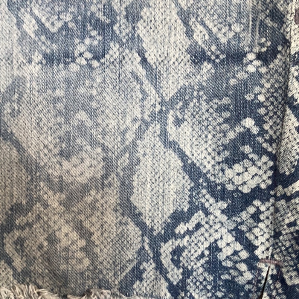 💜$15ifbundle3 Seven7 python print fray hem denim weekend short size 12 - Picture 9 of 17